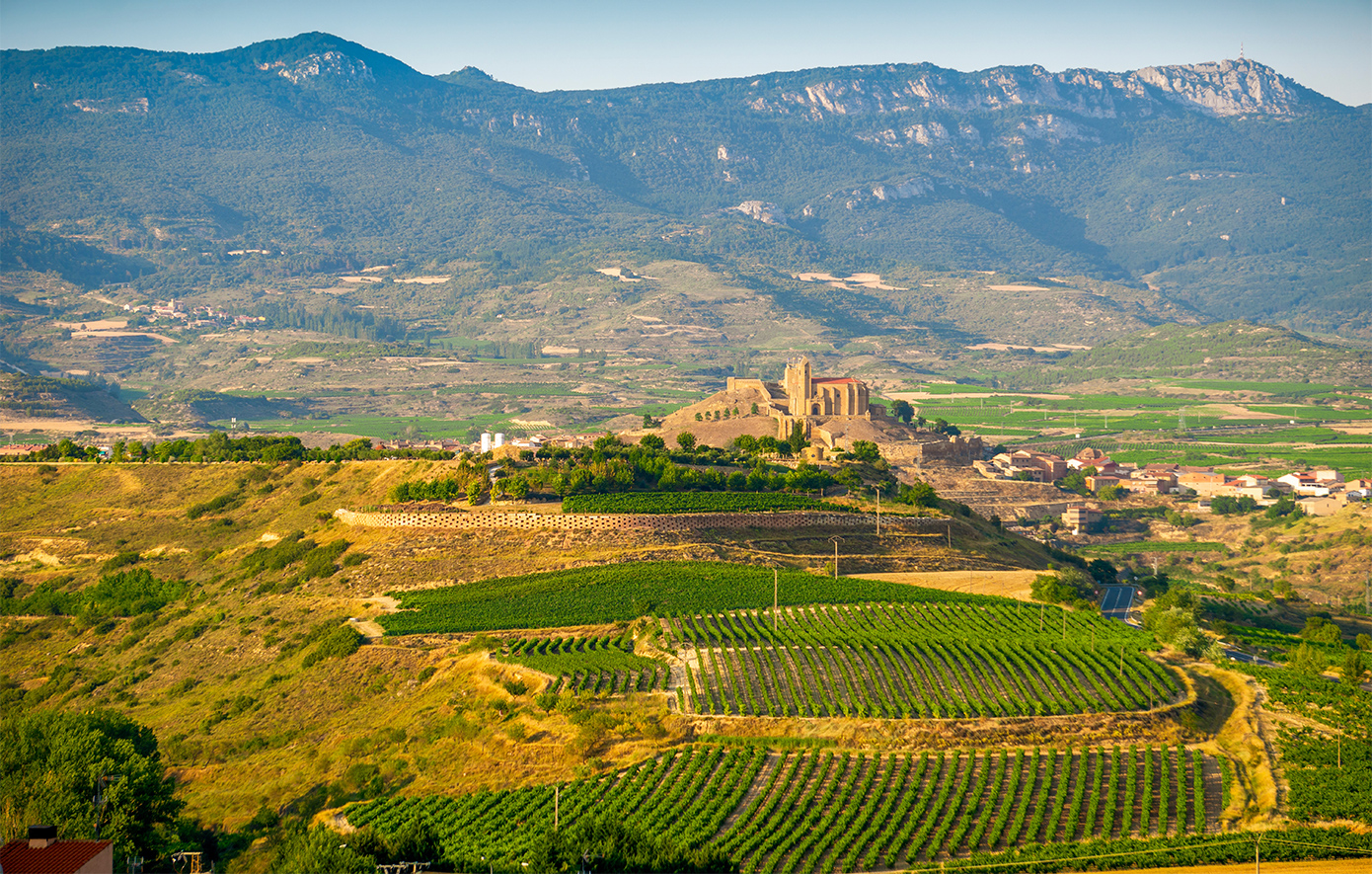 La Rioja: Μεσαιωνικά σοκάκια, μοναστήρια χαμένα στον χρόνο και αμπελώνες που βάφουν τη γη κόκκινη