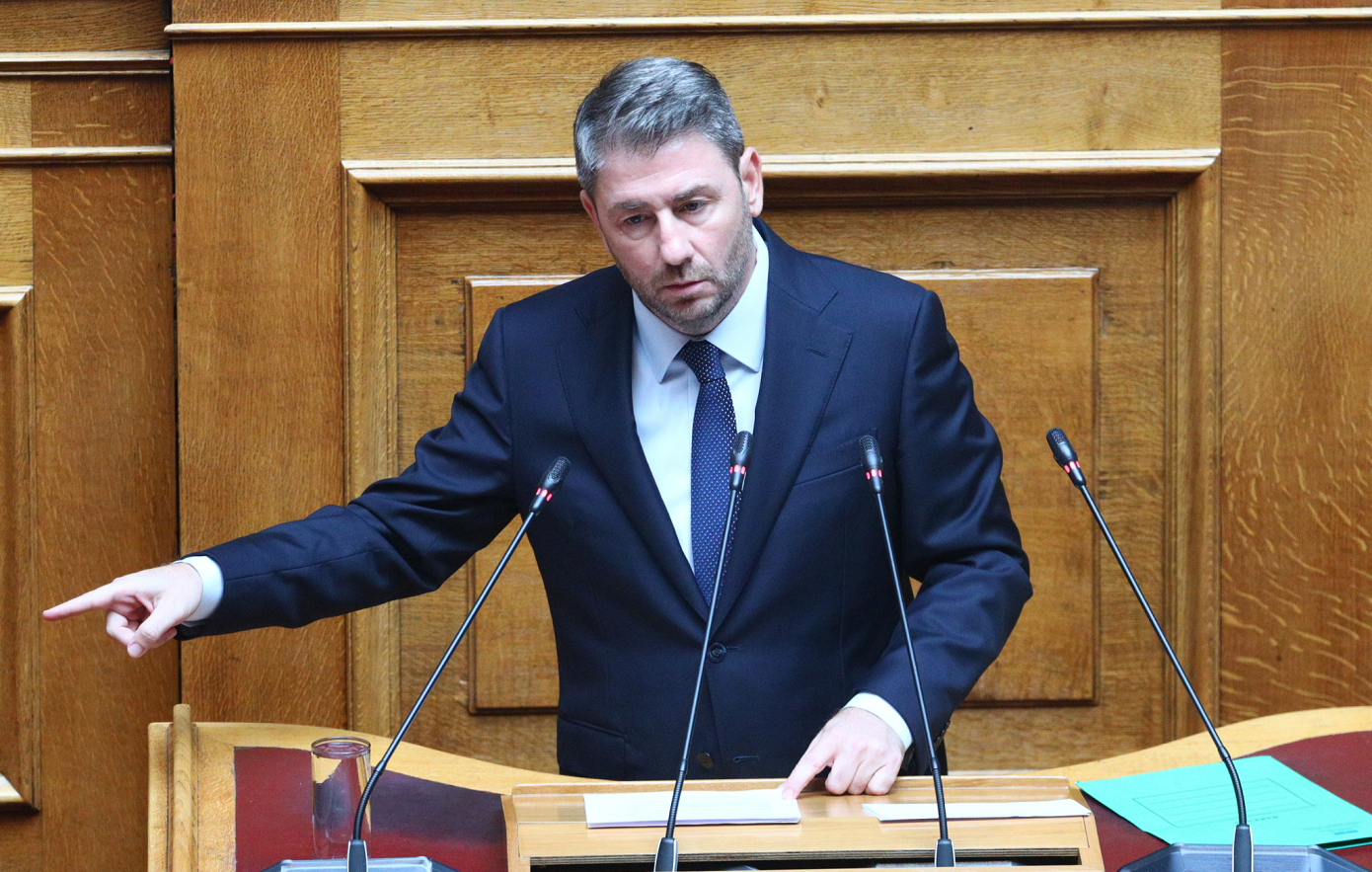 Κυβερνητικές πηγές για Ανδρουλάκη: Τρικυμία εν κρανίω για να δικαιολογήσει τους «πράσινους φραπέδες»
