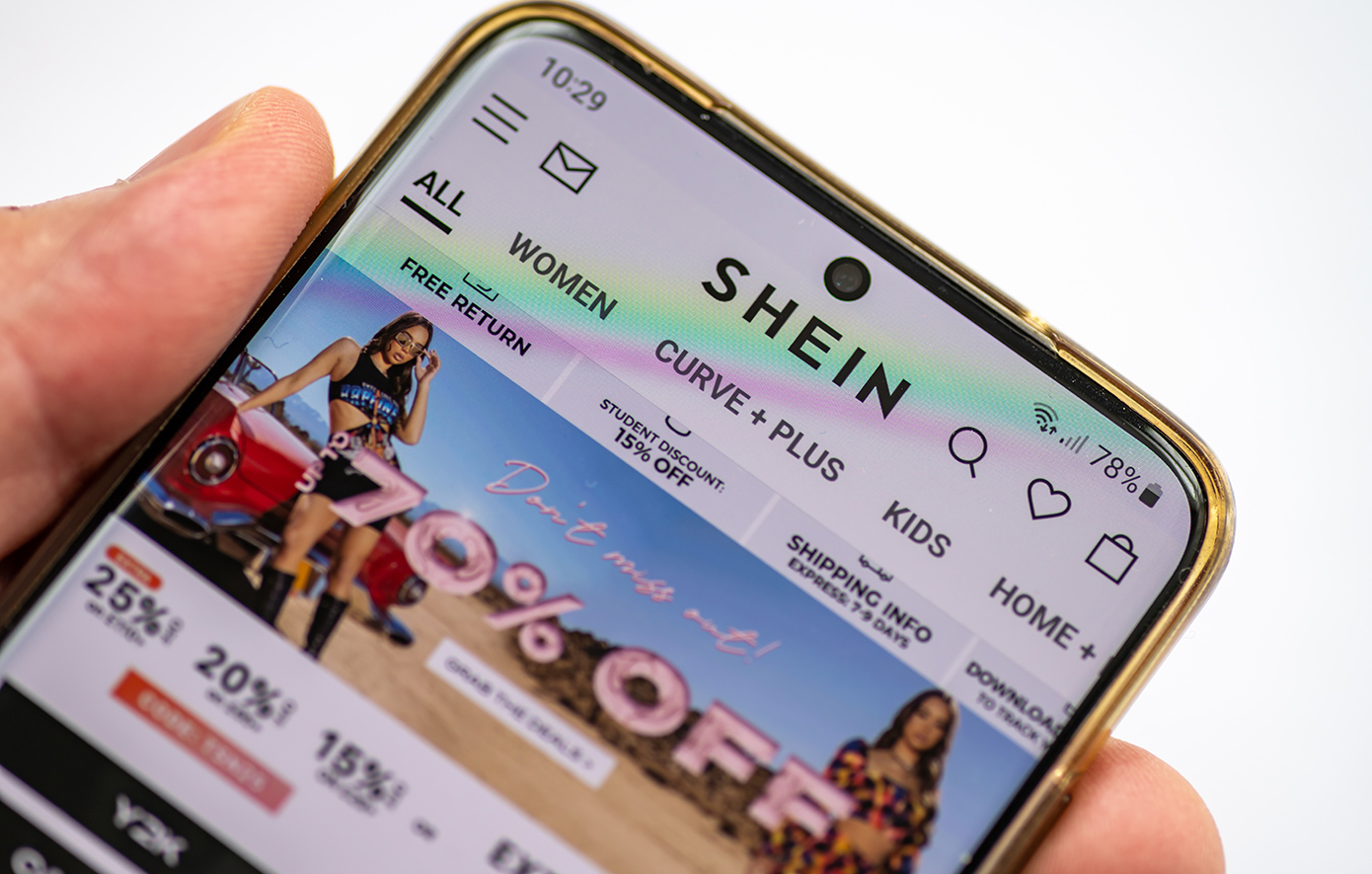 Η Shein θα ανοίξει τα πρώτα φυσικά της καταστήματα στη Γαλλία προκαλώντας αντιδράσεις