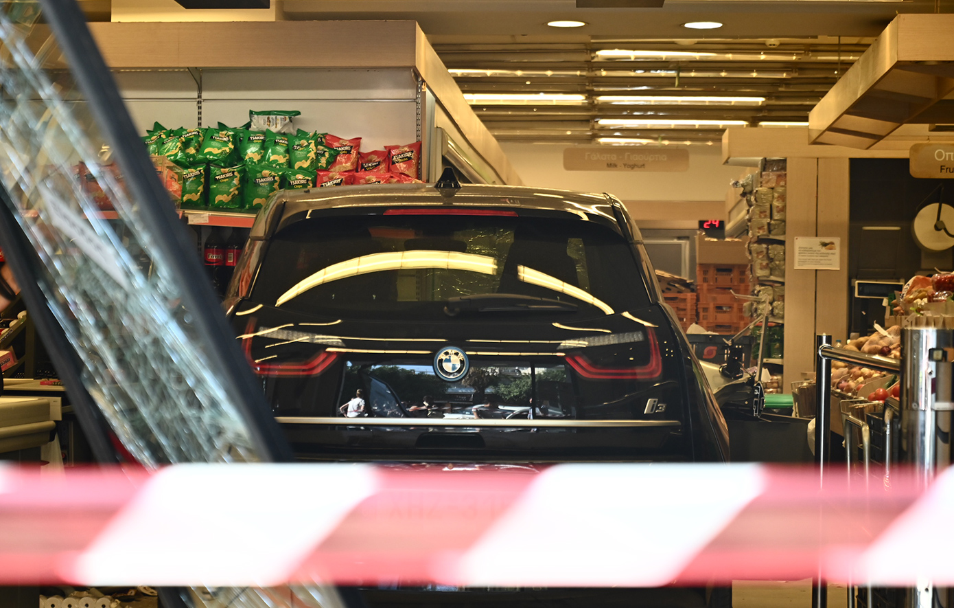 Αυτοκίνητο έπεσε σε σούπερ μάρκετ στη Νίκαια: Τρεις τραυματίες &#8211; Δείτε βίντεο και φωτογραφίες