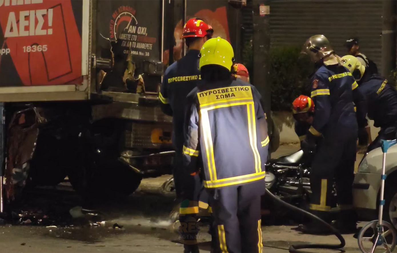 Εικόνες από το τροχαίο με νεκρό αστυνομικό στην Καλλιθέα &#8211; Τρύπησε το πίσω μέρος του φορτηγού από τη σφοδρή σύγκρουση