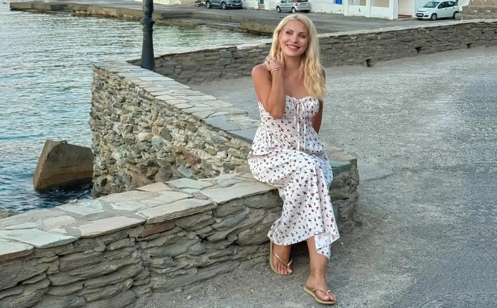 Πιστή στην Άνδρο η Ελένη Μενεγάκη &#8211; Ακόμα ένα σαββατοκύριακο με φόντο τα σοκάκια του νησιού, η αγαπημένη παρουσιάστρια