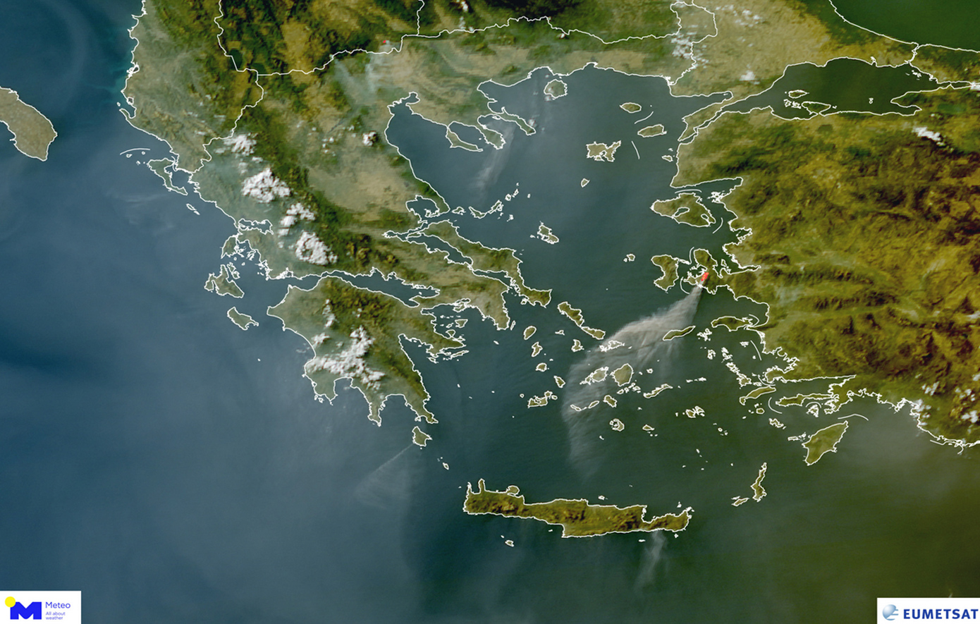 Σκέπασαν την Ελλάδα οι καπνοί από τις δασικές πυρκαγιές σε Χαλκιδική, Ιεράπετρα και Κύθηρα – Δορυφορική φωτογραφία