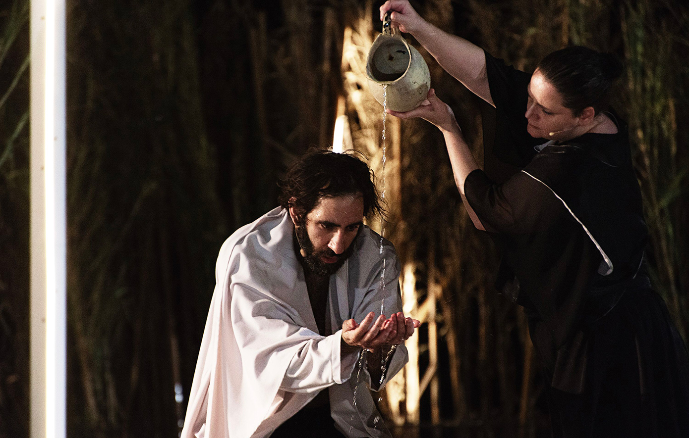 ζ - η - θ, ο Ξένος ζ - η - θ, ο Ξένος