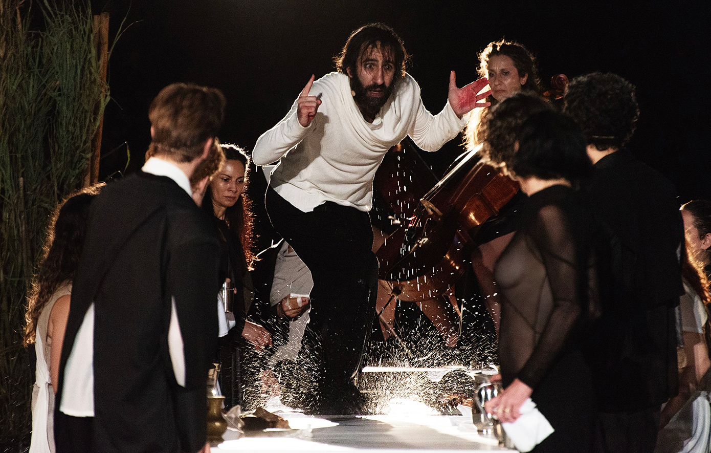 ζ - η - θ, ο Ξένος ζ - η - θ, ο Ξένος