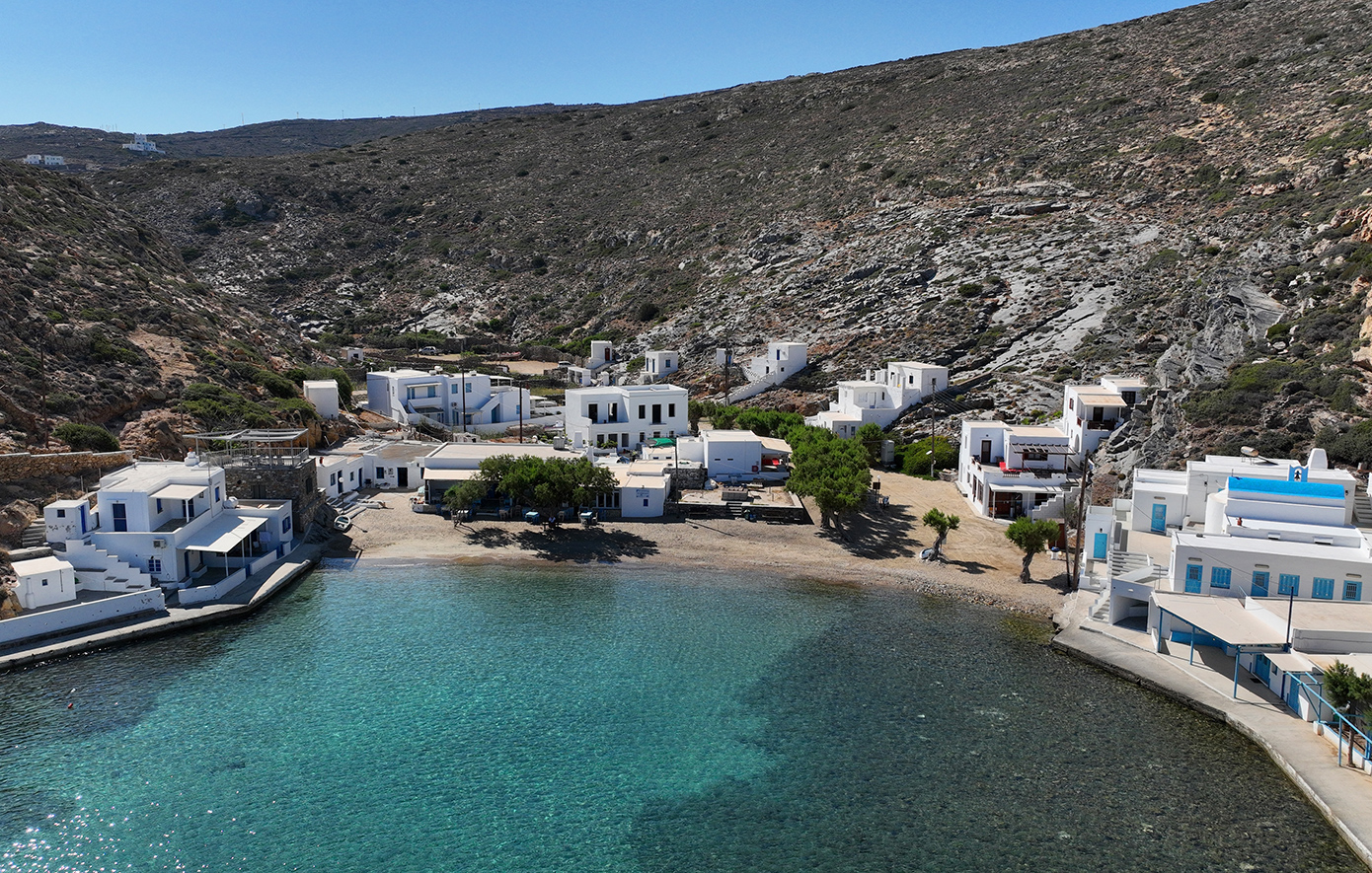 Σε αυτό το ψαροχώρι της Σίφνου θα περάσεις ήρεμες στιγμές στις διακοπές σου