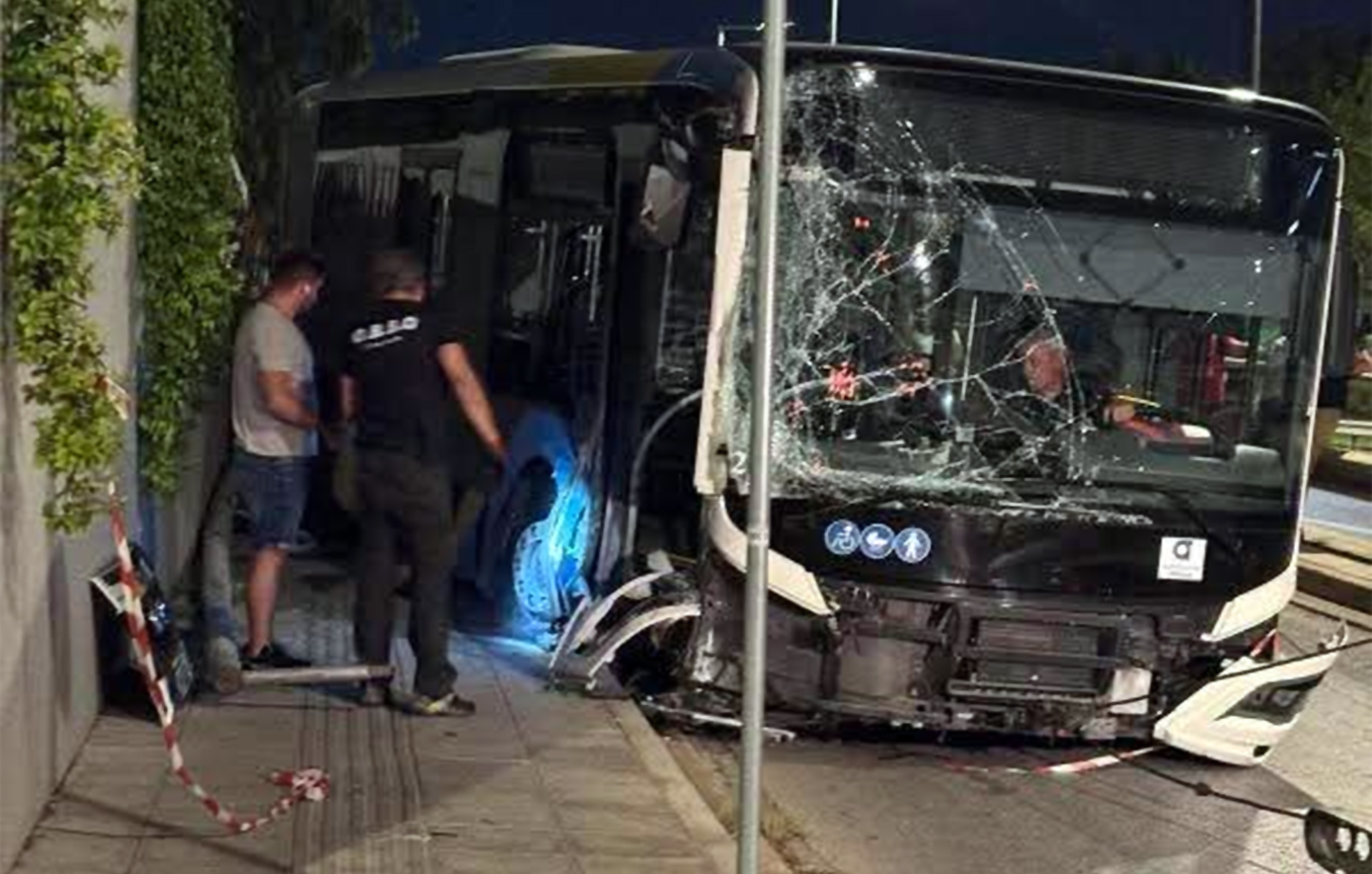 «Ακυβέρνητο» λεωφορείο για 150 μέτρα στη Λεωφόρο Βουλιαγμένης &#8211; Ανέβηκε στο πεζοδρόμιο, ξήλωσε κολόνες φωτισμού και πινακίδες