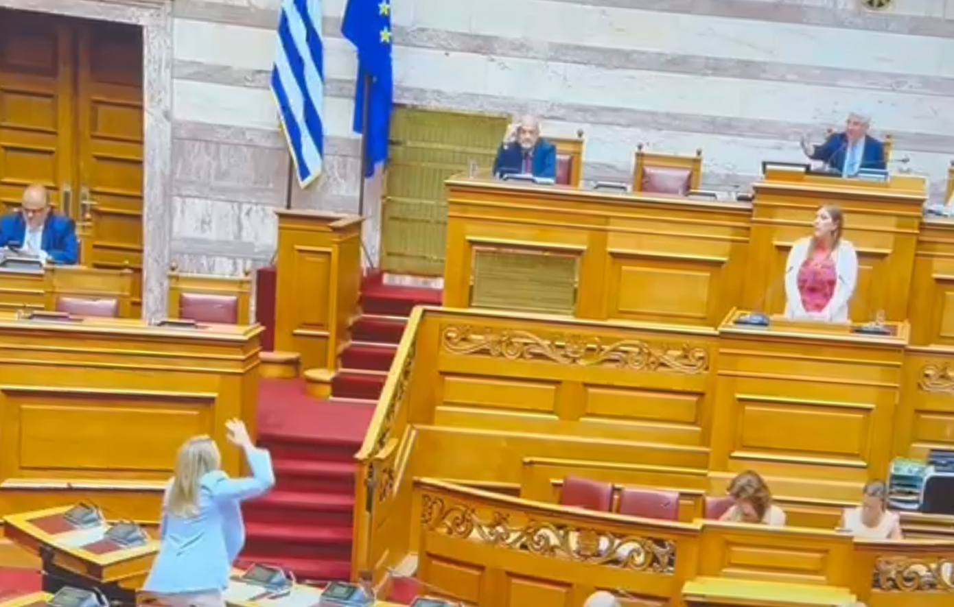 «Ντροπή σου, έχουμε μια αξιοπρέπεια»: Ξέσπασε η Χριστίνα Αλεξοπούλου κατά της Ζωής Κωνσταντοπούλου στη Βουλή