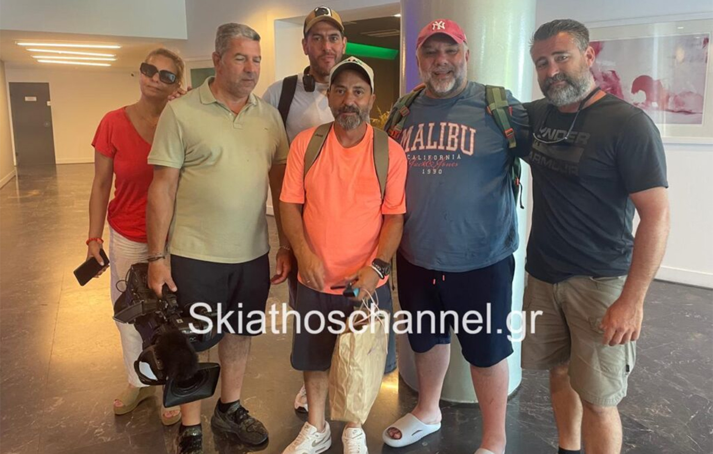 Ο Γρηγόρης Αρναούτογλου με συνεργάτες του στη Σκιάθο και το Skiathos Palace για τα γυρίσματα του «The Roadshow»