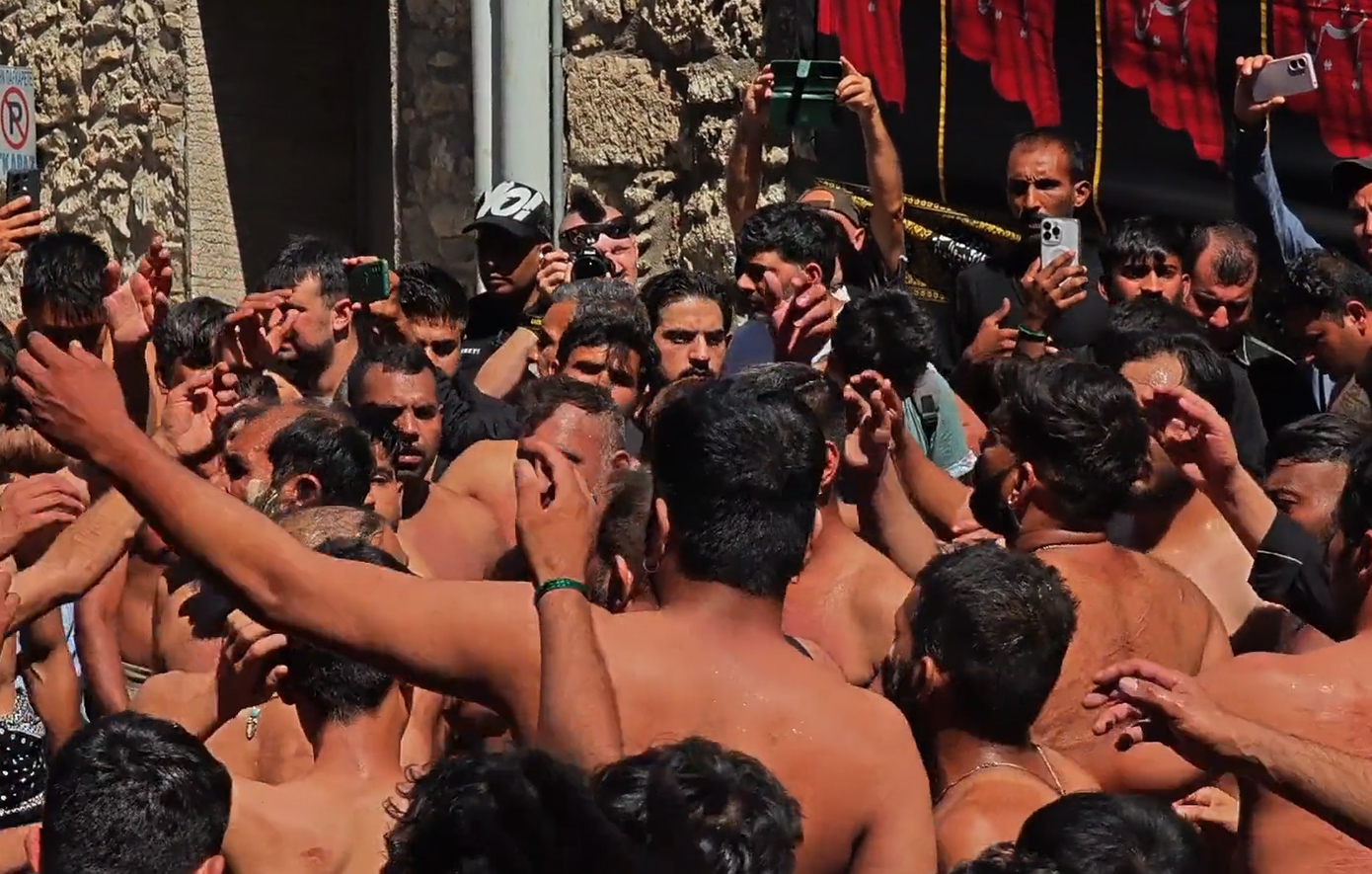 «Ασούρα»: Αναβίωσε στον Πειραιά το αιματηρό μουσουλμανικό έθιμο του αυτομαστιγώματος &#8211; Σκληρές εικόνες
