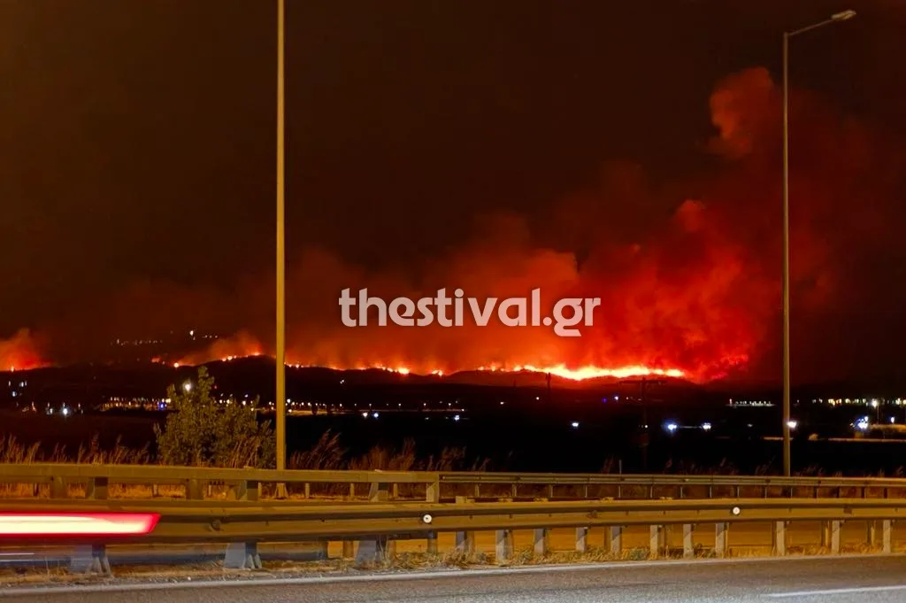 Μάχες σε πολλά μέτωπα: Οι φλόγες από τη φωτιά στην Άσσηρο Θεσσαλονίκης έφτασαν στην παλιά εθνική &#8211; Μαίνεται η πυρκαγιά στα Γρεβενά