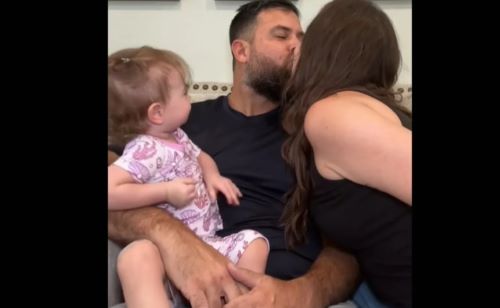 Η απίστευτη αντίδραση μωρού όταν φιλήθηκαν οι γονείς του «έριξε» το TikTok