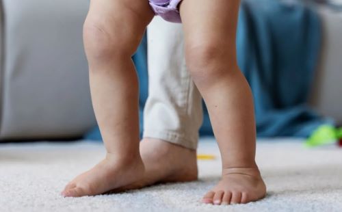 Είναι καλό για τα παιδιά να περπατούν ξυπόλητα; Η παιδίατρος έχει την απάντηση