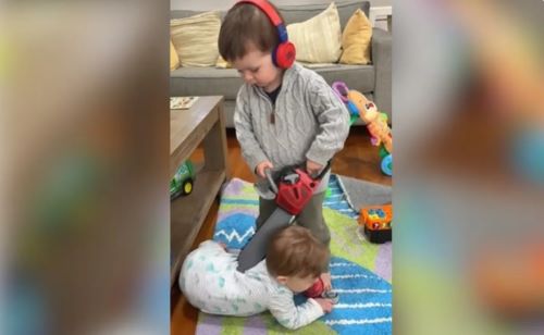 Ένα βίντεο που διχάζει το ίντερνετ: Αγόρι «κόβει» με παιχνίδι αλυσοπρίονο το μικρό του αδελφάκι
