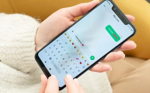 Στέλνετε emoji στο chat με το ταίρι σας: Σημάδι οικειότητας ή πρόβλημα επικοινωνίας;
