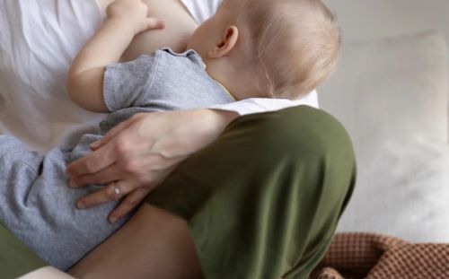 Θηλασμός το καλοκαίρι: 7 πρακτικές συμβουλές για δροσιά, άνεση και ασφάλεια
