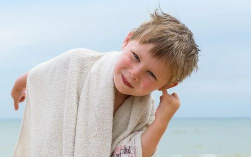 Τι να κάνεις αν μπει νερό στο αυτί του παιδιού μετά το μπάνιο στη θάλασσα