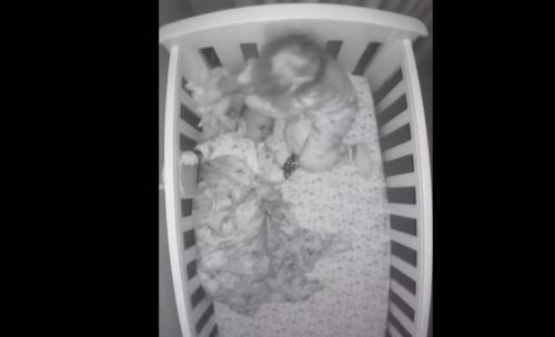 Μαμά κοιτάζει το baby monitor και βλέπει κάτι στην κούνια που δεν θα ξεχάσει ποτέ