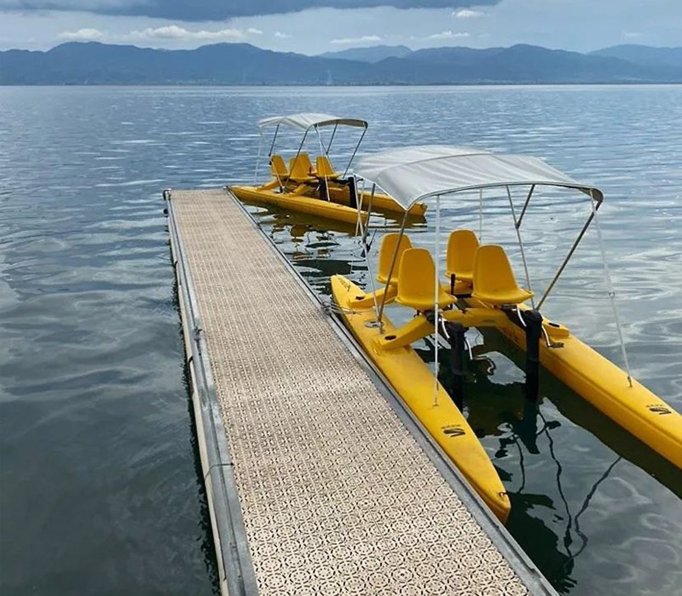 Καλοκαιρινό δώρο βόλτα με υδροποδήλατο Καλοκαιρινό δώρο βόλτα με υδροποδήλατο