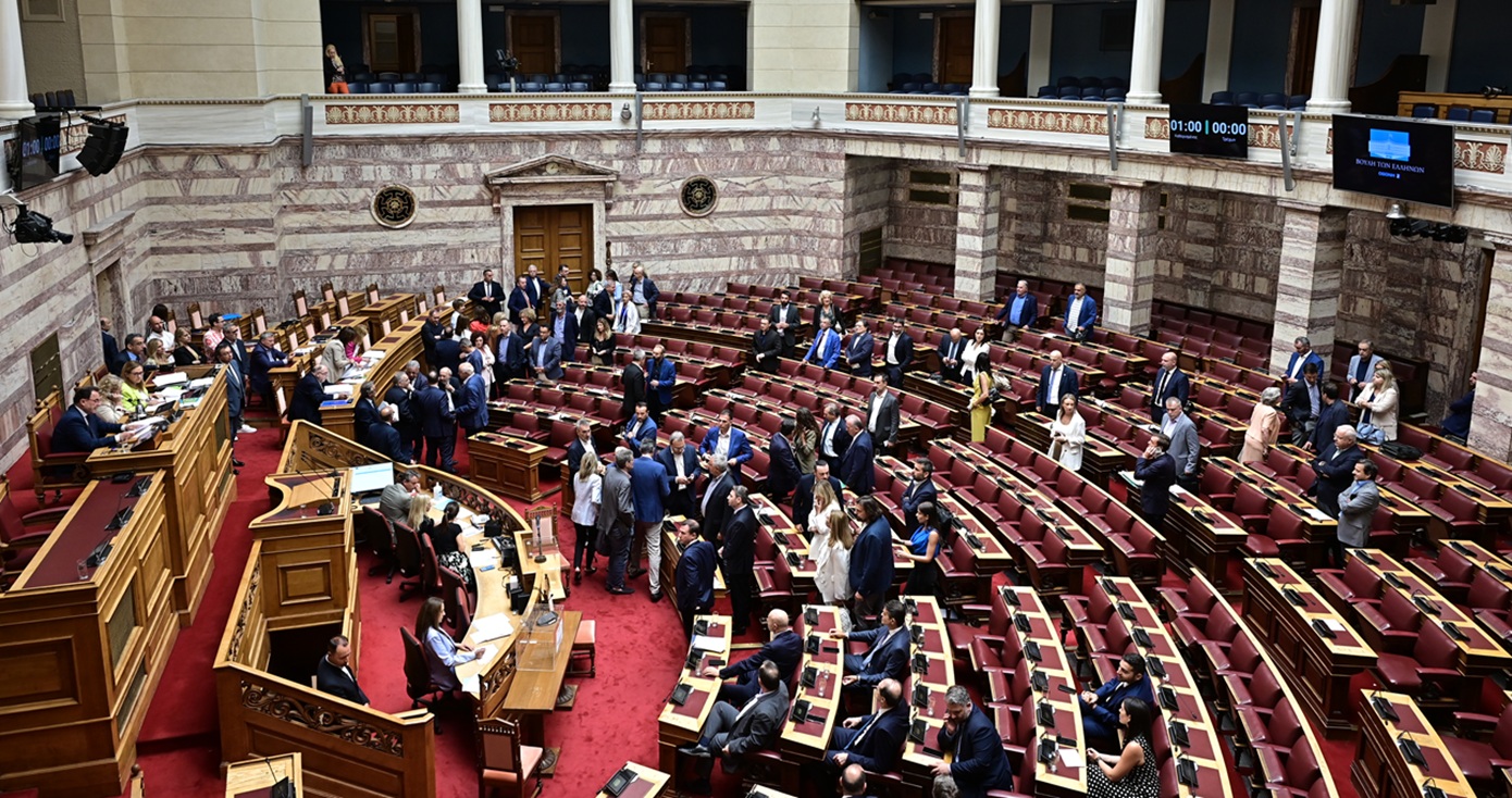 Μάχη έως τα ξημερώματα στη Βουλή για τον ΟΠΕΚΕΠΕ – Η επεισοδιακή συνεδρίαση, η ψηφοφορία και η αποχώρηση της αντιπολίτευσης