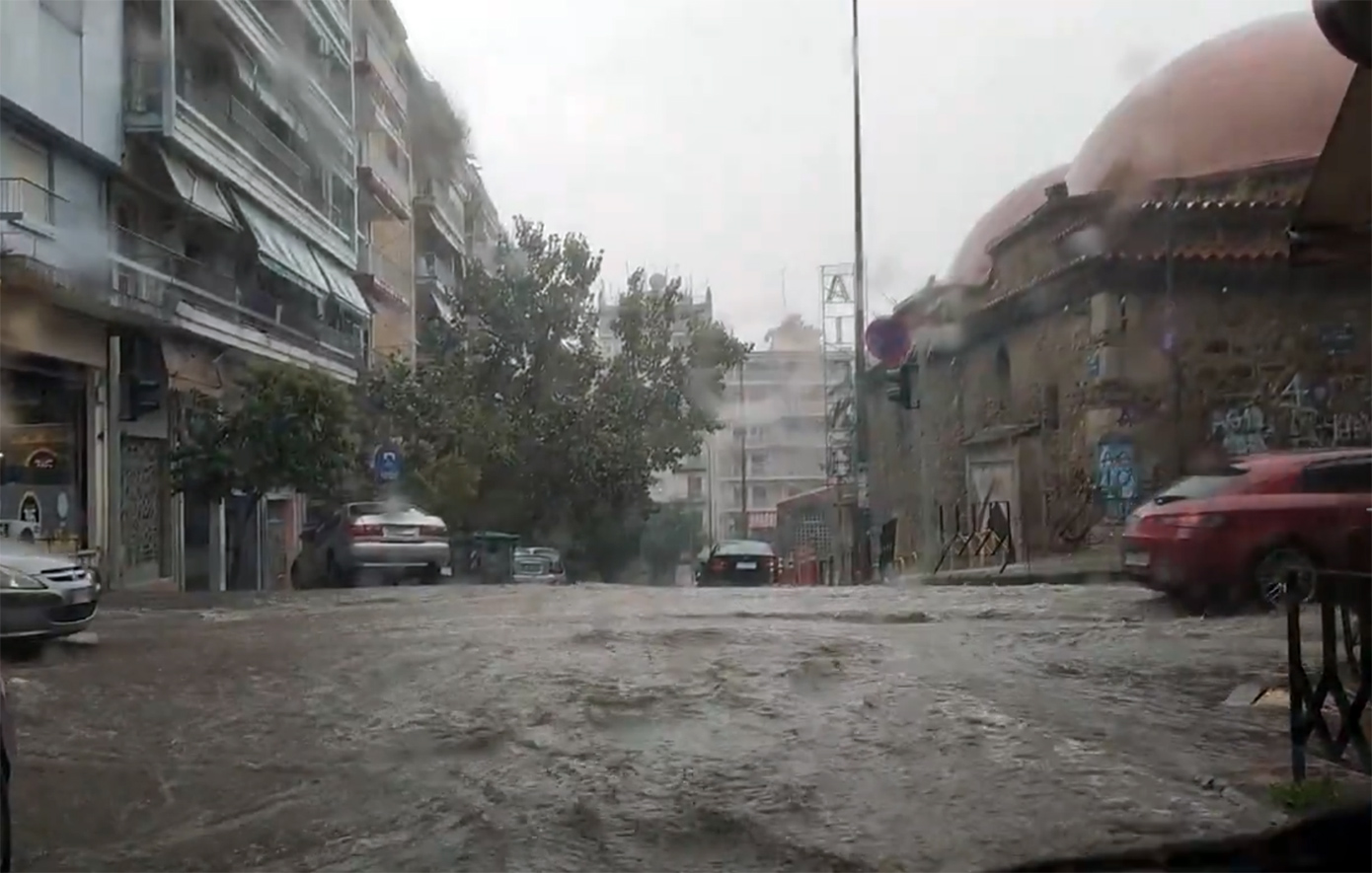 Νέα προειδοποίηση της ΕΜΥ για τη ραγδαία αλλαγή του καιρού, δείτε χάρτες &#8211; «Άνοιξαν» οι ουρανοί στη Θεσσαλονίκη