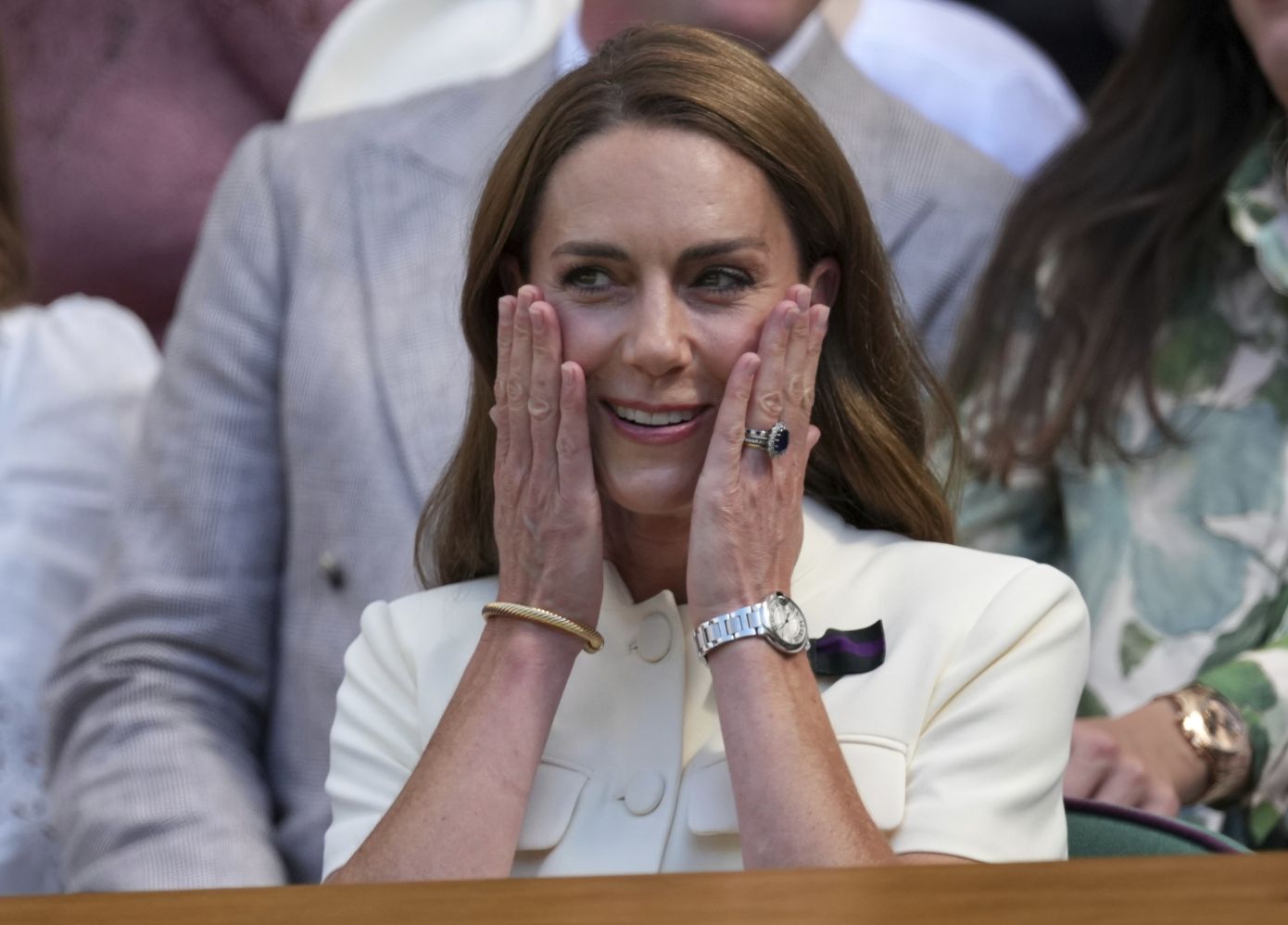 Η Kate Middleton εμφανίζεται με όλα τα αγαπημένα της δαχτυλίδια στο Wimbledon και στέλνει ένα ισχυρό μήνυμα