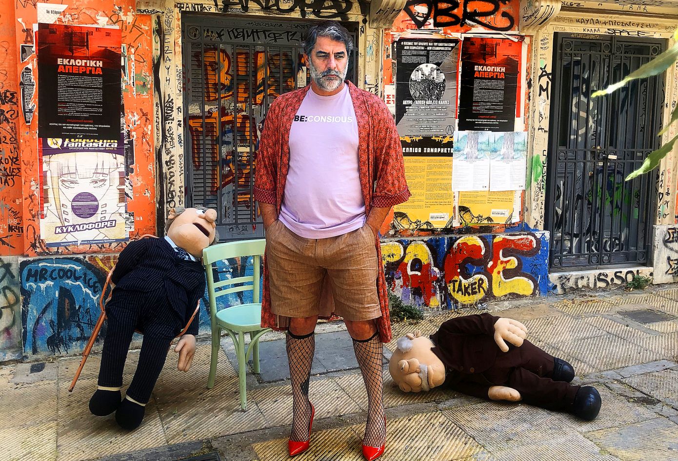 «Όταν εγώ κρύωνα στην Ομόνοια, οι trans με βοήθησαν»: Η φωτογράφιση του Βασίλη Μπισμπίκη δεν ήταν αλλοίωση της εικόνας του άνδρα