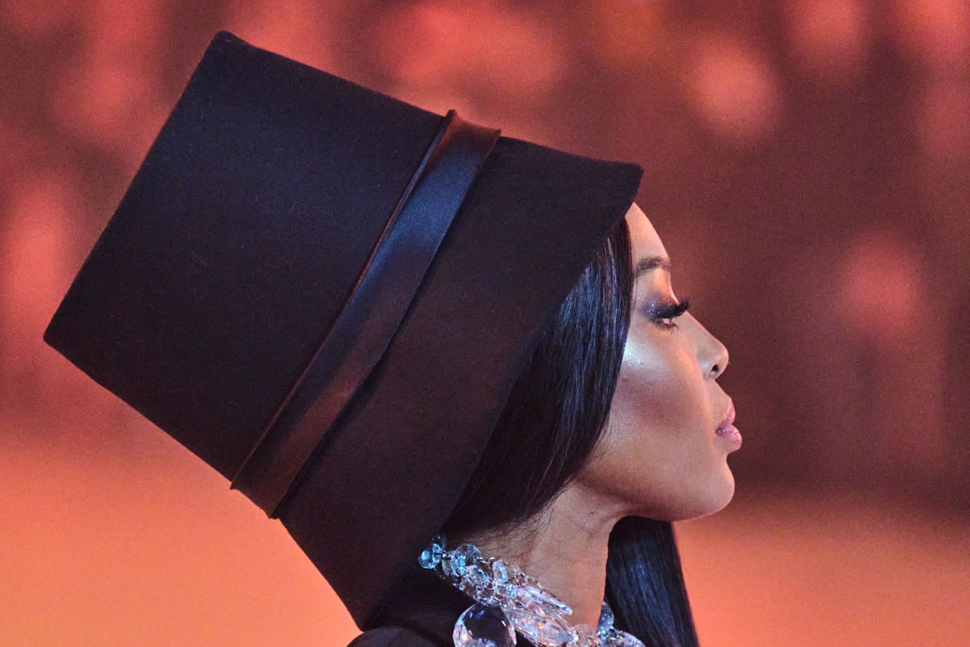 Aν είσαι η Naomi Campbell σου πάνε όλα τα χτενίσματα, ακόμη κι αυτό το ατημέλητο beehive