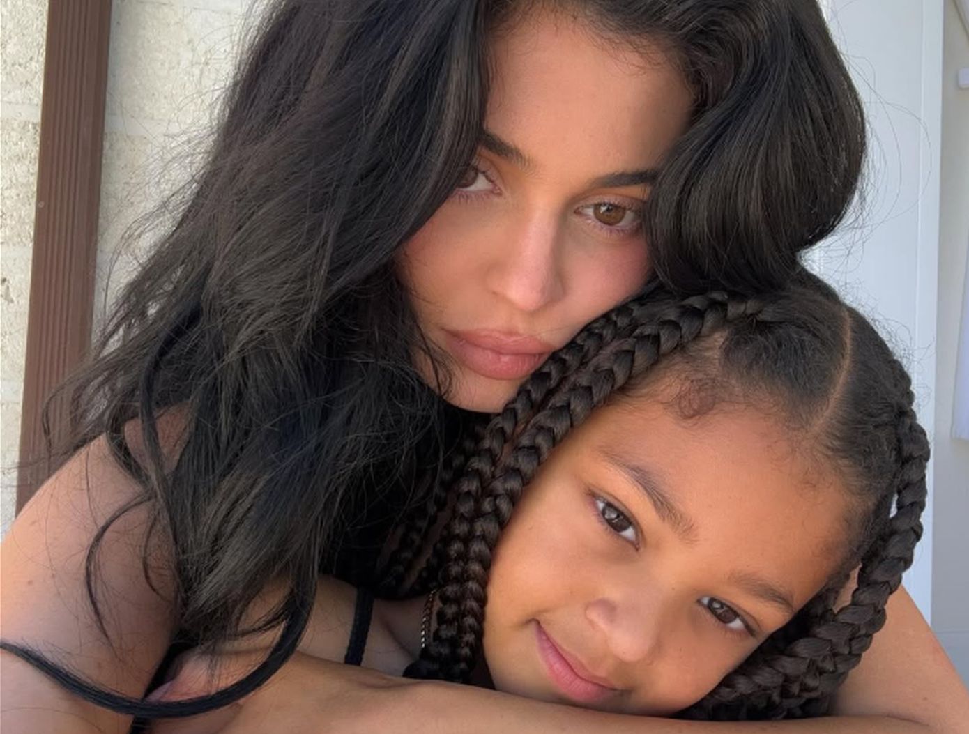 Kylie Jenner &amp; Stormi: Μαμά και κόρη στο πρώτο τους GRWM που έγινε κατά τις διακοπές τους στην Ελλάδα
