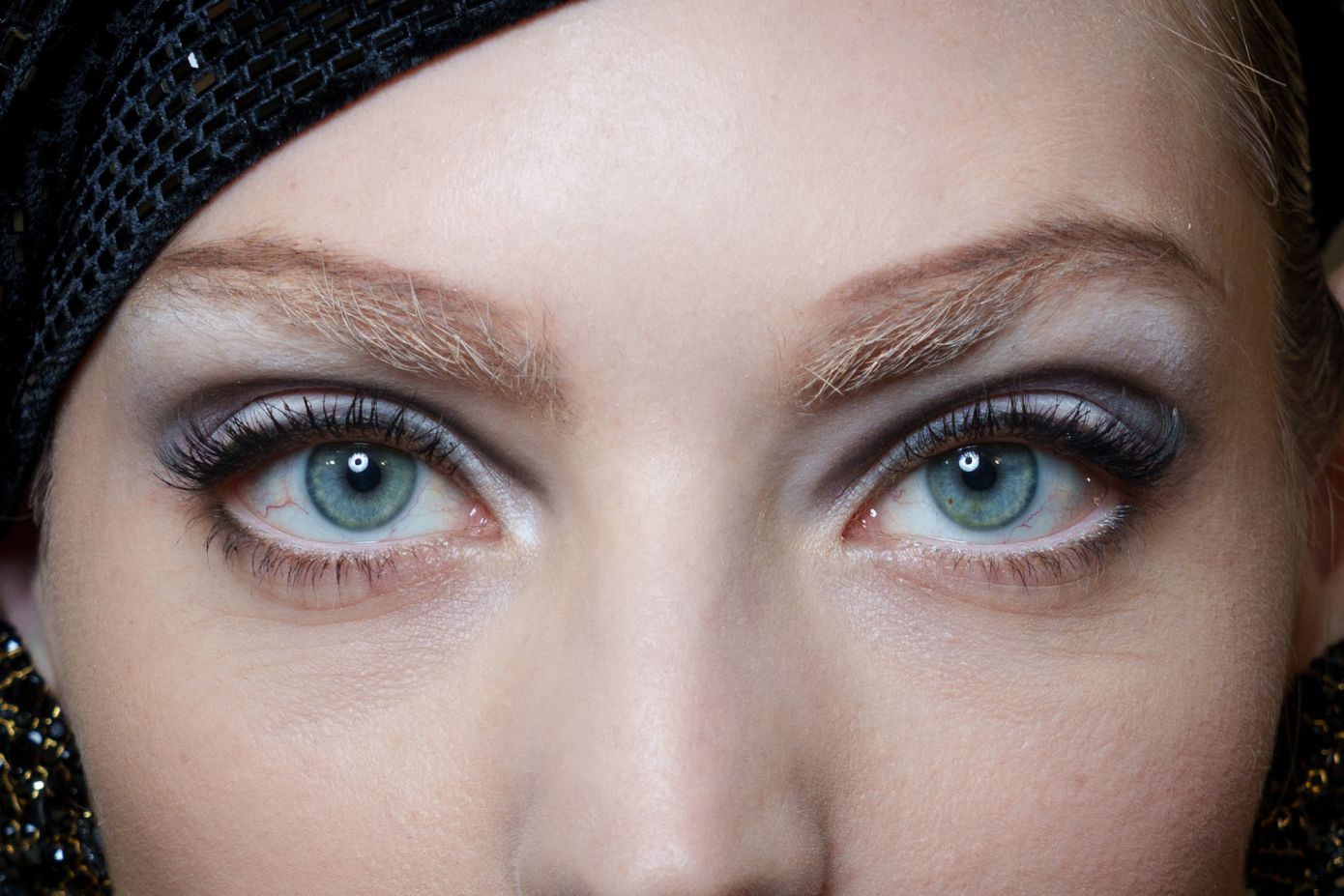 Mascara Cocktailing: Το κόλπο του TikTok για βλεφαρίδες που καθηλώνει χωρίς extensions