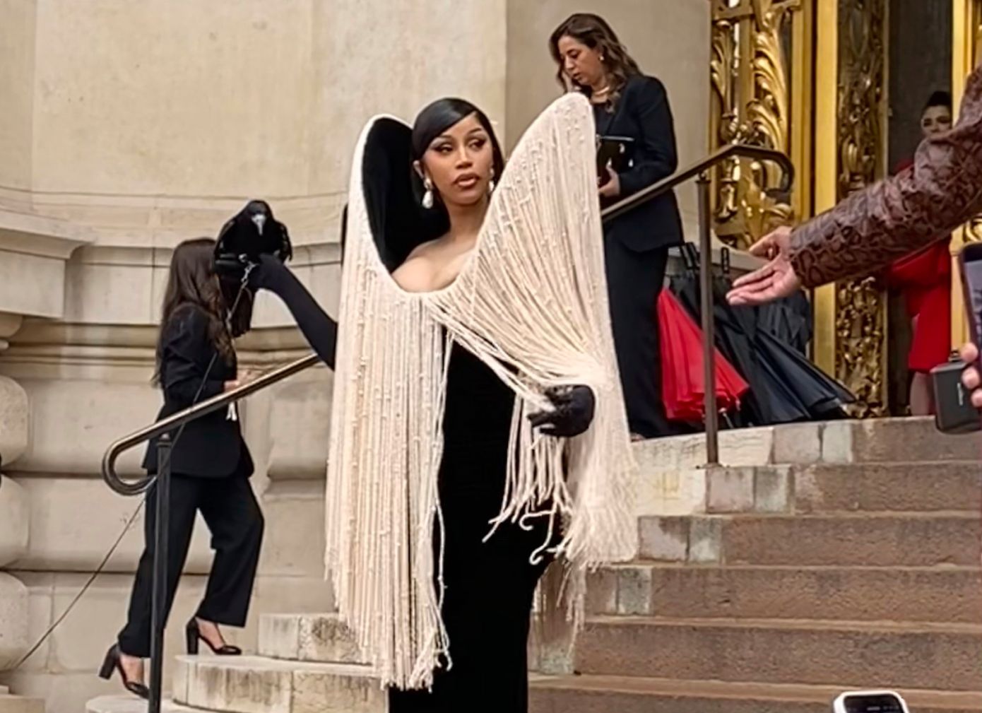 H Cardi B εμφανίστηκε στην Εβδομάδα Μόδας με δημιουργία Schiaparelli και αξεσουάρ ένα ζωντανό κοράκι