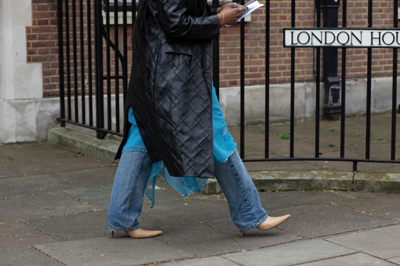 Drawstring jeans: Eίναι το πιο άνετο τζιν της χρονιάς – γιατί θα το φοράτε ξανά και ξανά;