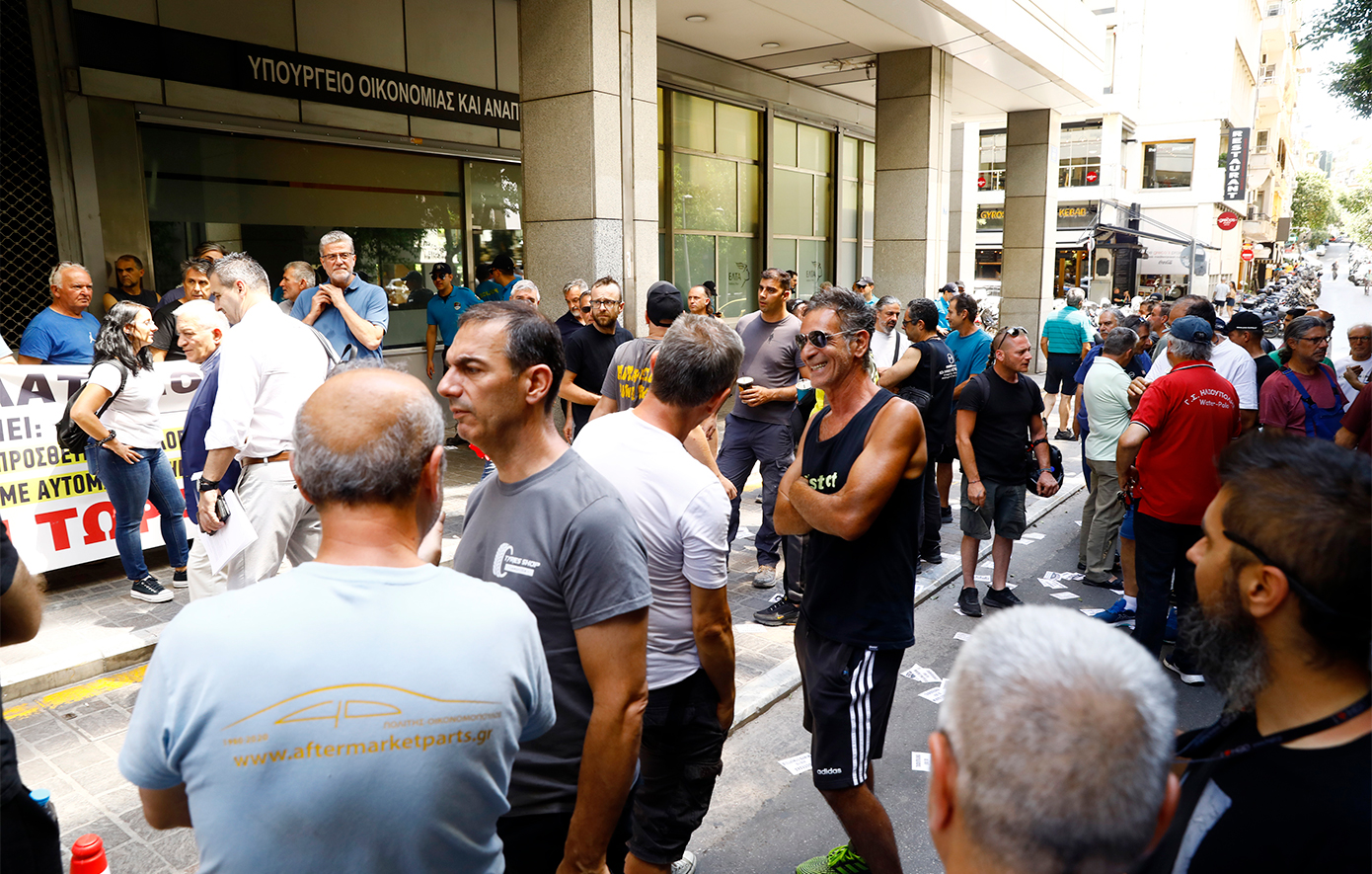 «Tαφόπλακα για τα συνεργεία το &#8220;Ψηφιακό Πελατολόγιο&#8221;» &#8211; Συγκέντρωση του κλάδου στο υπουργείο Οικονομικών