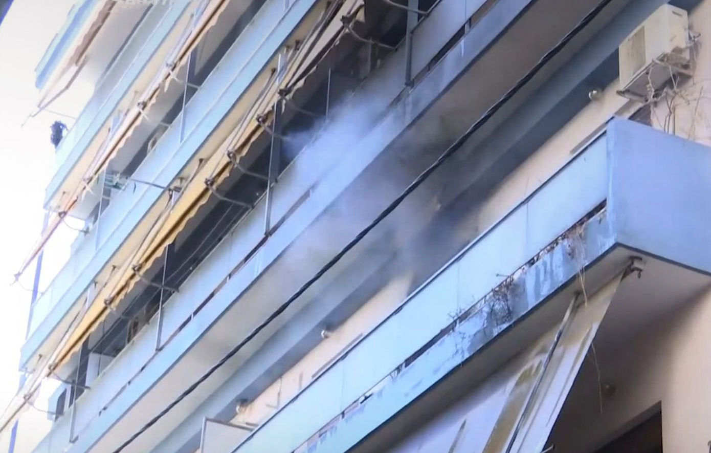 Φωτιά σε διαμέρισμα στον Πειραιά: Γυναίκα βρέθηκε χωρίς τις αισθήσεις της