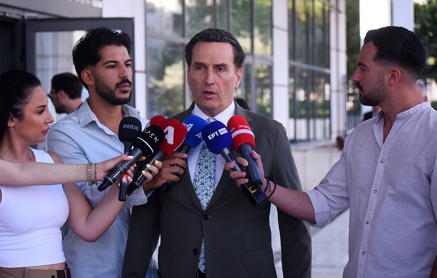 «Είναι καλά, αλλά δεν μπορεί να ακούει ψεύδη» &#8211; Ο Πέτρος Φιλιππίδης δεν πήγε στην αγόρευση της πολιτικής αγωγής