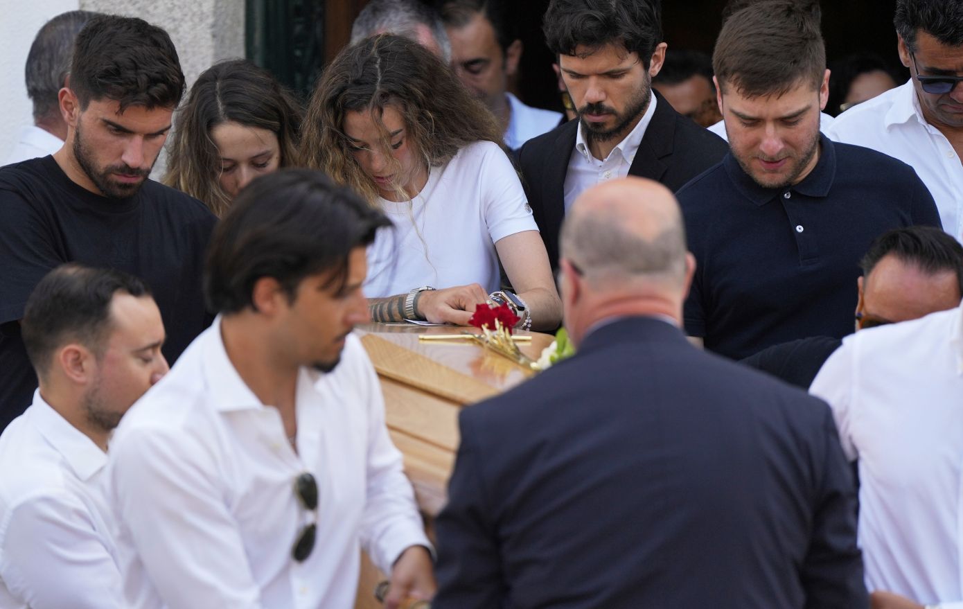 Ντιόγκο Ζότα: Θρήνος στην κηδεία του ποδοσφαιριστή της Λίβερπουλ και του αδερφού του – Μαζί στην εκκλησία τα δύο φέρετρα