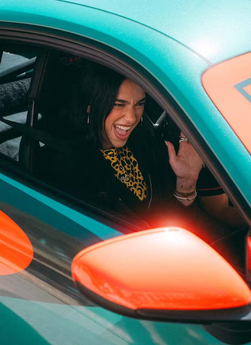 Σε δημοπρασία για καλό σκοπό η σπάνια Porsche της Dua Lipa