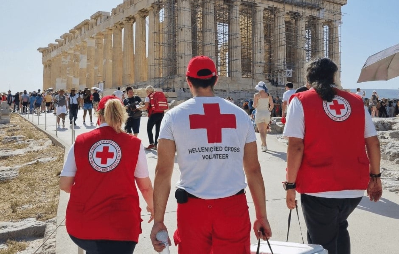 Ο Ελληνικός Ερυθρός Σταυρός θα υλοποιήσει έκτακτη δράση υποστήριξης των επισκεπτών της Ακρόπολης λόγω καύσωνα
