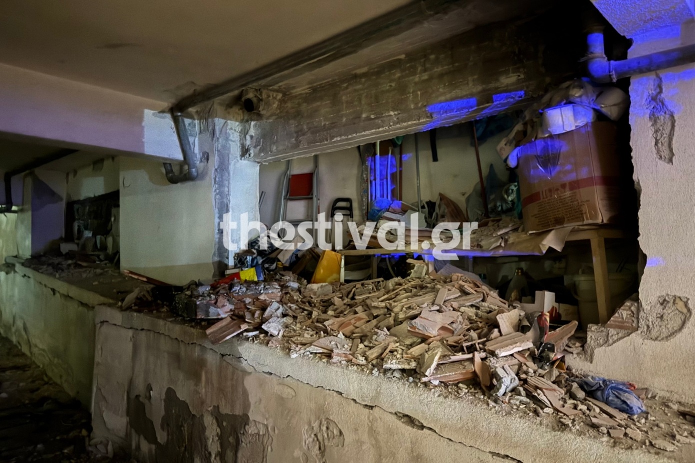 Ισχυρή έκρηξη σε πολυκατοικία στη Θεσσαλονίκη: Εκτεταμένες ζημιές – Τρομοκρατικό χτύπημα εκτιμά η Αστυνομία