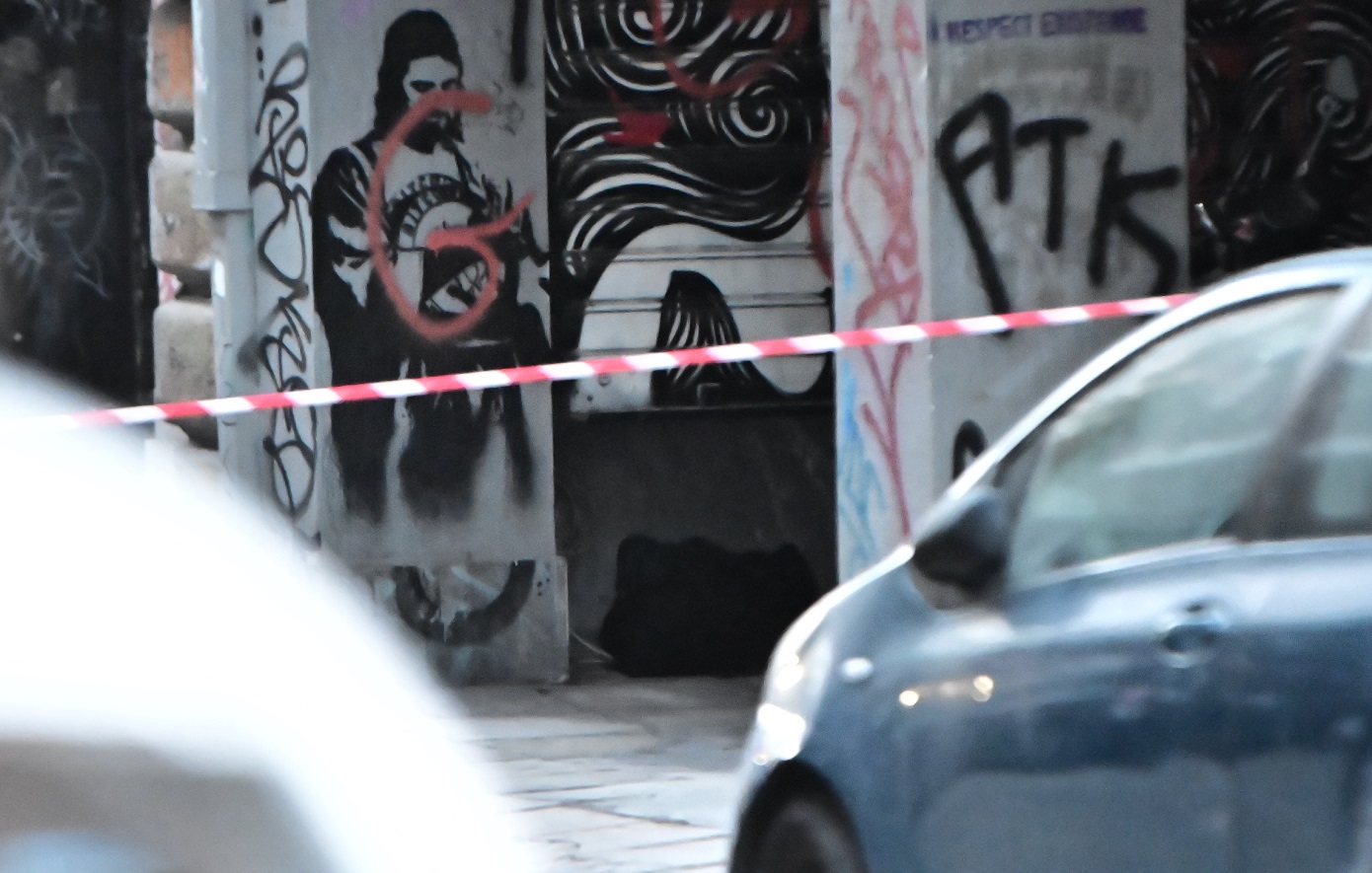 Λήξη συναγερμού στα Εξάρχεια &#8211; «Ρούχα» περιείχε το ύποπτο «ορφανό» βαλιτσάκι που κινητοποίησε τις Αρχές