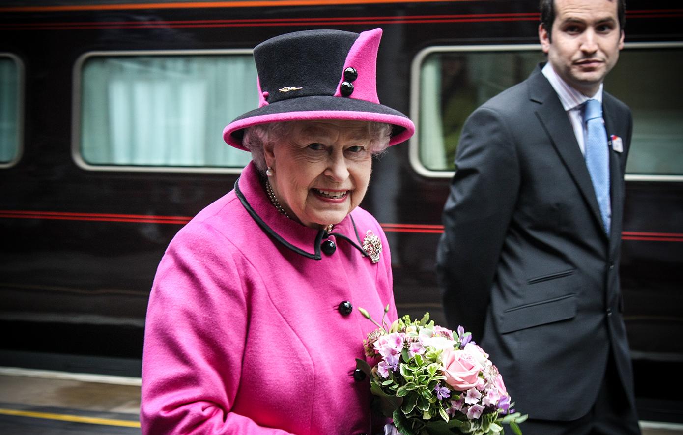 Βασίλισσα Ελισάβετ μπροστά από το βασιλικό τρένο Βασίλισσα Ελισάβετ μπροστά από το βασιλικό τρένο