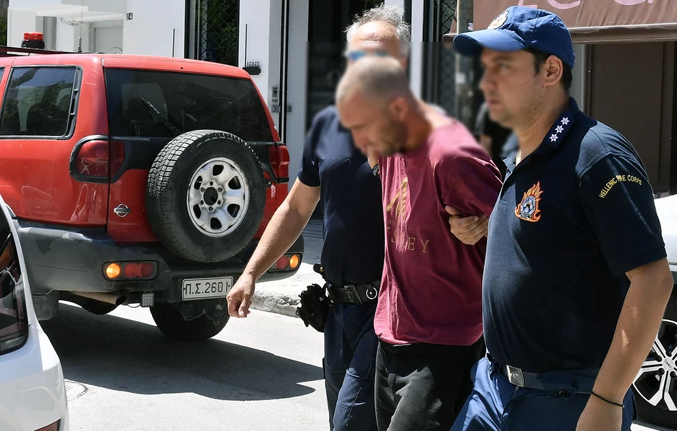 Προφυλακίζονται οι δύο συλληφθέντες για τη φωτιά στον Φενεό: Καπνοί και μικρές εστίες στο μέτωπο – Σε επιφυλακή η Πυροσβεστική