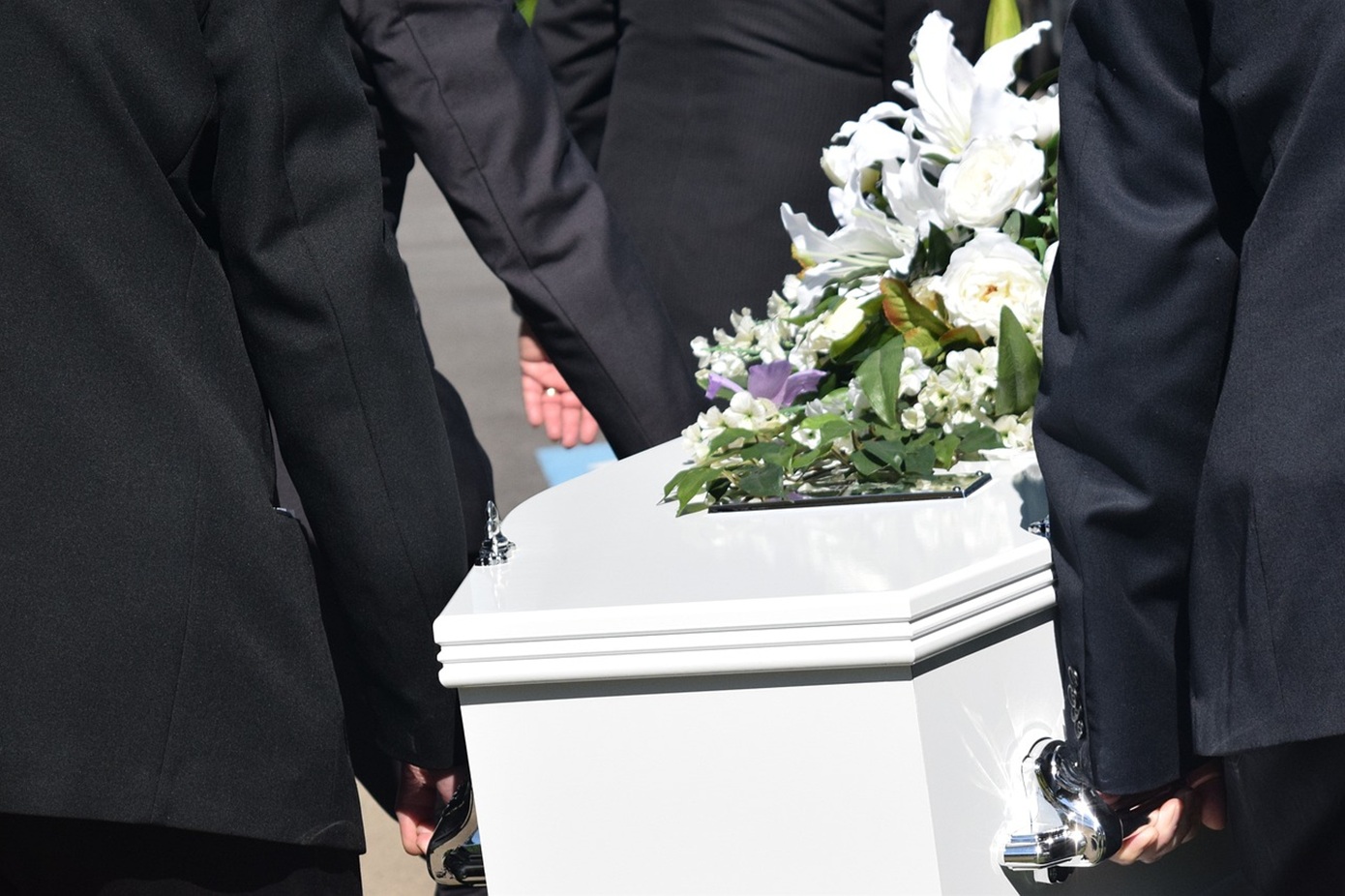 Φρίκη για οικογένεια στην κηδεία του παιδιού τους: Βρήκαν σκουλήκια στο σώμα του νεκρού – Κατηγορούν το γραφείο τελετών