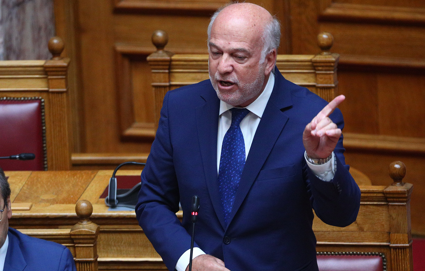 Κόντρα στη Βουλή: «Ο λαός καταλαβαίνει τι κάνετε με τη στήριξη γελοίων ομάδων στα λιμάνια», είπε ο Φλωρίδης στον Φάμελλο
