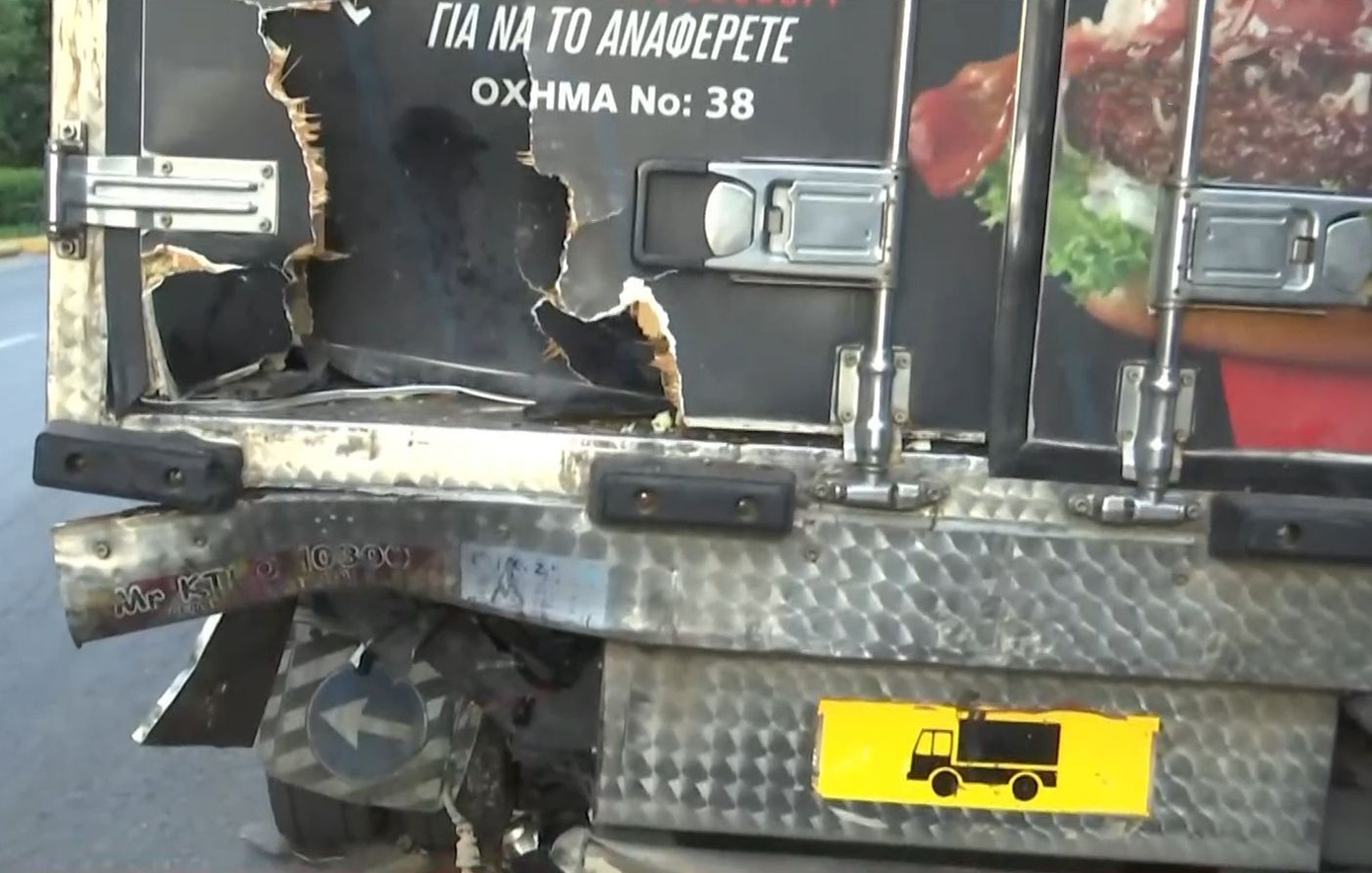 Νεκρός 48χρονος αστυνομικός σε τροχαίο στην Καλλιθέα &#8211; Η μηχανή του «καρφώθηκε» κάτω από σταθμευμένο φορτηγό