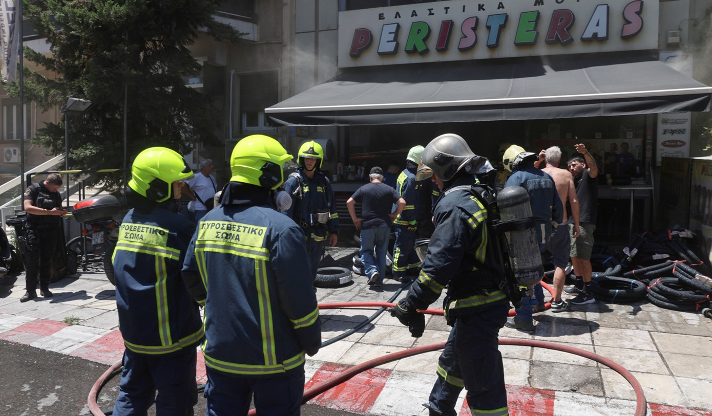 Κατασβέστηκε η φωτιά στο κατάστημα ελαστικών στην οδό Μιχαλακοπούλου