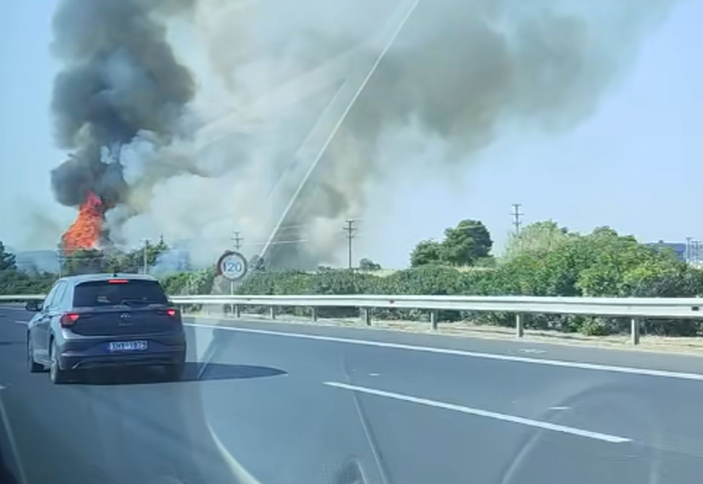 Φωτιά τώρα σε αγροτοδασική έκταση στο Κορωπί &#8211; Ξέσπασε στον παράδρομο της Αττικής Οδού