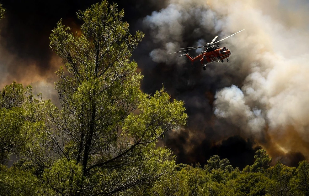 Εκτός ελέγχου η φωτιά στο Λασίθι, απειλούνται σπίτια και ξενοδοχεία &#8211; Έρευνες για εμπρησμό στη Χαλκιδική