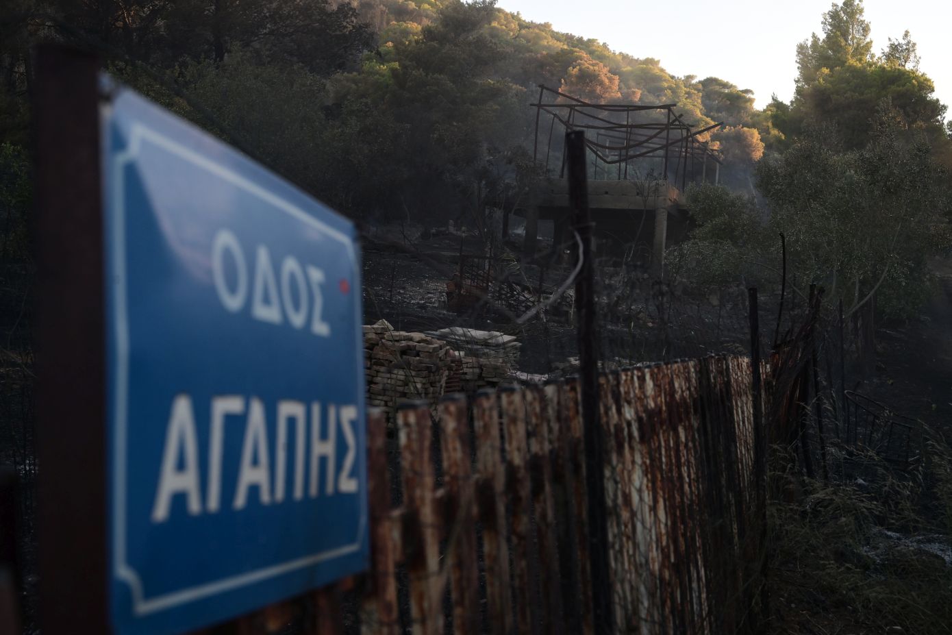 Η επόμενη ημέρα μετά τη μεγάλη φωτιά: Κάηκαν σπίτια σε Πικέρμι, Ραφήνα, Σπάτα