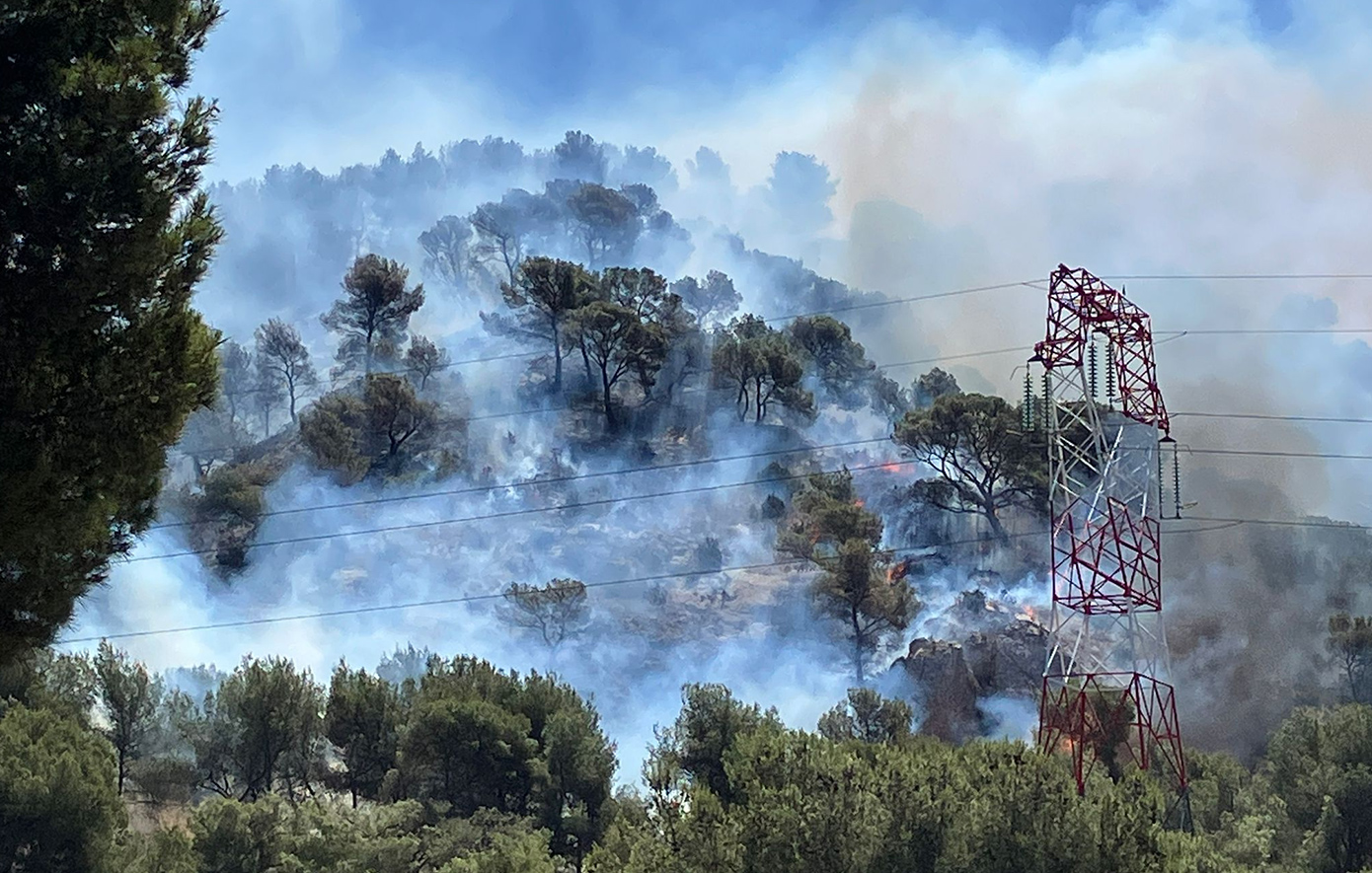 Εκτός ελέγχου η φωτιά στη νότια Γαλλία, απειλεί να μπει στη Μασσαλία – Εκκενώθηκαν κατοικίες και ένα γηροκομείο